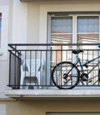 Πώς να αποθηκεύσετε ένα ποδήλατο σε ένα διαμέρισμα: επιλογή της κατάλληλης μεθόδου