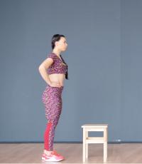 3 moduri de a face abdominale de pe un scaun - wikiHow Exerciții pentru picioarele scaunului la locul de muncă